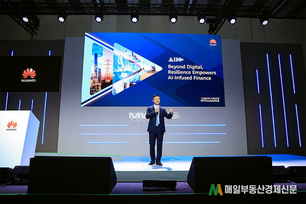 Jason Cao, CEO of Huawei Digital Finance BU, delivers an opening speech